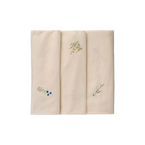 Ib Laursen Flora dug 150x250 butter cream med elegante, broderede blå kornblomster, gule smørblomster og hvide margueritter på. 