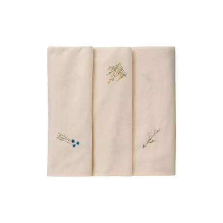 Ib Laursen Flora dug 150x250 butter cream med elegante, broderede blå kornblomster, gule smørblomster og hvide margueritter på. 