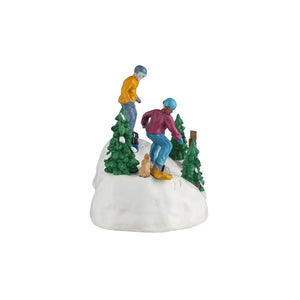 Snowboarding Practice figur fra Lemax til julelandskabet set fra siden med hare