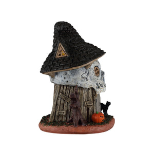 Witch's Skull Hut bygning, hvor man tydeligt kan se kraniet