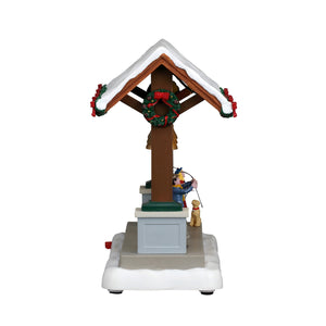 Christmas Bells Are Ringing figur til juleby fra Lemax set fra siden af med flot krans