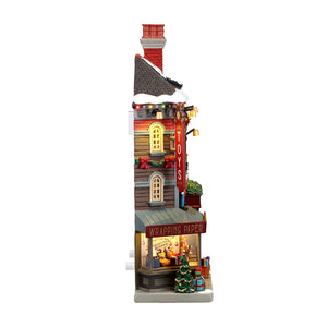 The Christmas Shoppe med lys til juleby fra Lemax set fra siden med butiksvindue