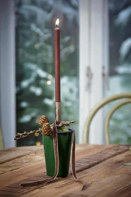Brunt stearinlys fra Ib Laursen i juledekorasjon på bordet