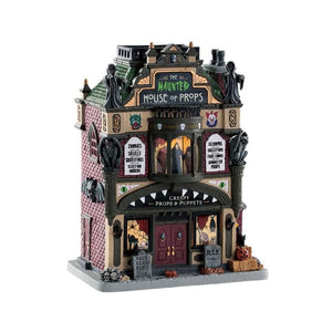 The Haunted House Of Props fra Lemax Spooky Town serien. Detaljeret og med lys i bygningen.