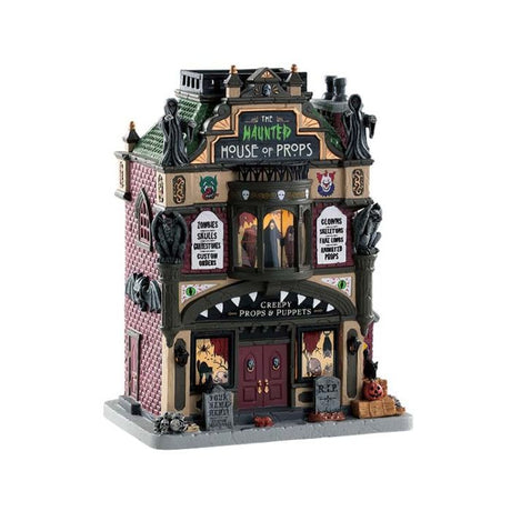 The Haunted House Of Props fra Lemax Spooky Town serien. Detaljeret og med lys i bygningen.