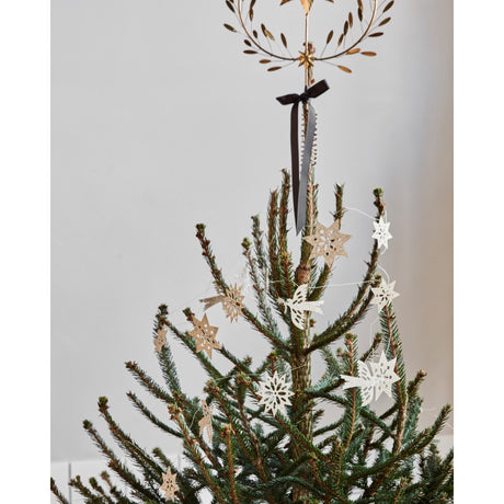 Guirlanden med figurer i gullglitter fra House Doctor pynter juletreet