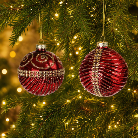 Rød julekule i plast med pynt
