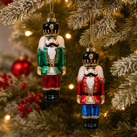 Julekule med nøtteknekker og glitter
