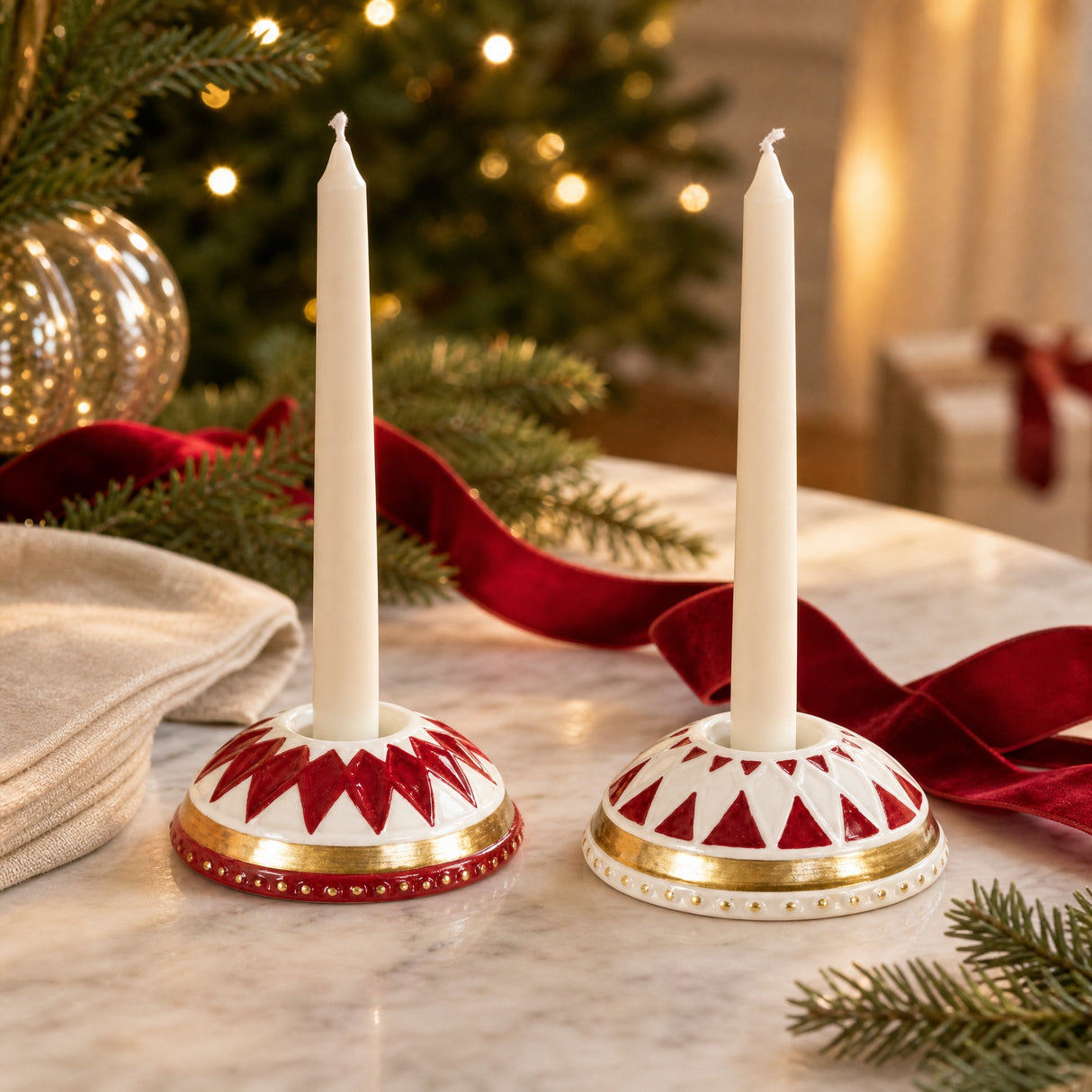 Lysestake med harlekin i rød, hvit og gull