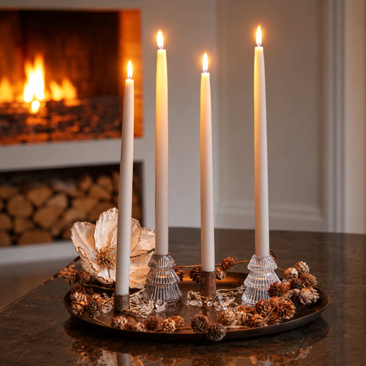 Dekorasjonsfat med magnetiske lysholdere, glassstaker, klipsblomster og grener med lerkekongler