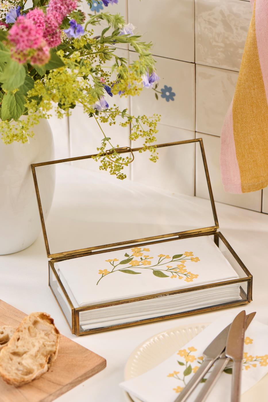 Åpen avlang Solitaire glasseske fra Ib Laursen på et lyst bord med blomster og dekorative småting