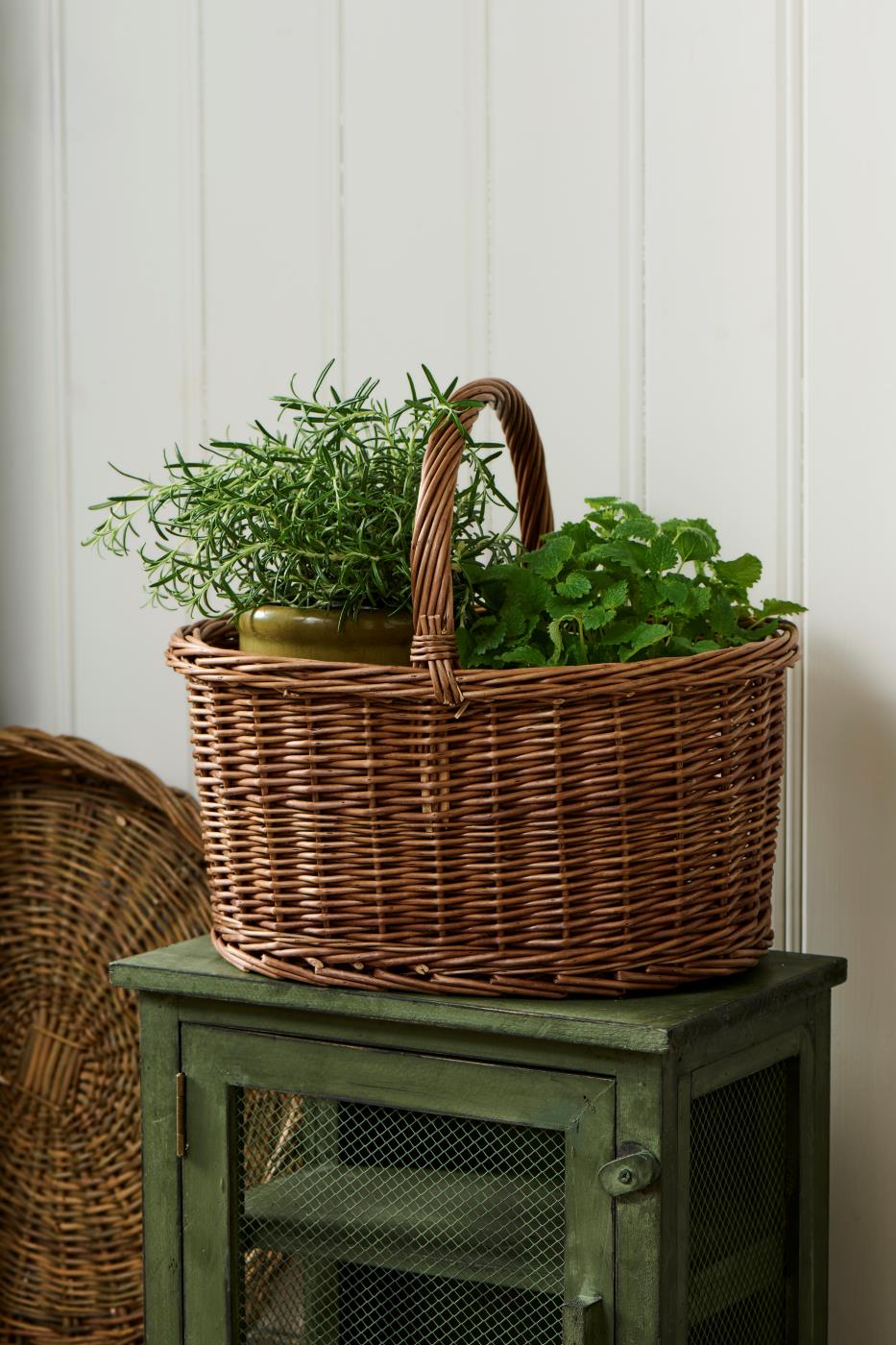 Kurv oval med hank på tværs fra Ib Laursen fyldt med krydderurter