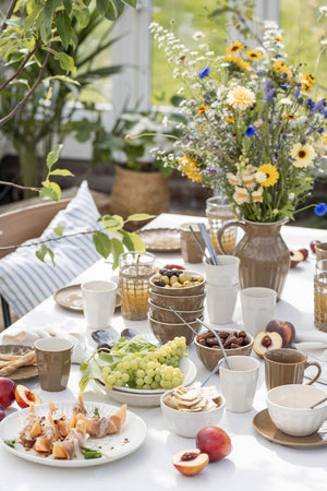 Mynte kande Hazelnut fra Ib Laursen på et udendørs sommerbord med blomster og servering