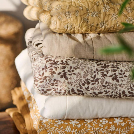Quilt naturfarvet med løvmønster